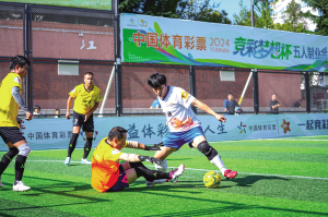 球員激烈拼搶 ■ 都市時報全媒體記者 陳雯韻