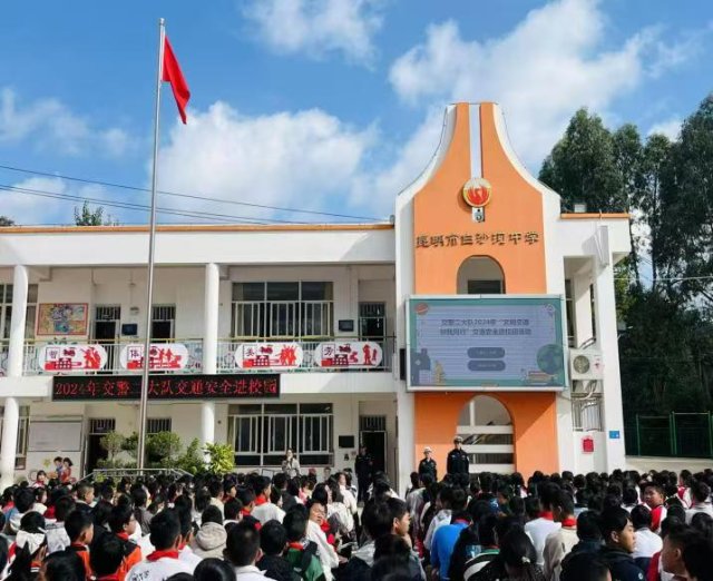 （昆滇頻道稿）寓教于樂！昆明市白沙河中學(xué)校舉辦交通安全宣傳講座 (2).jpg