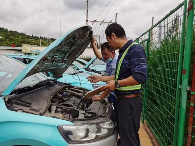 （采訪傳編輯 有視頻）昆明出租車要降價了？乘客、司機(jī)的心聲是… 1.jpg
