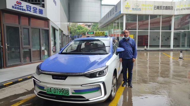 （采訪傳編輯 有視頻）昆明出租車要降價了？乘客、司機(jī)的心聲是… 3.jpg