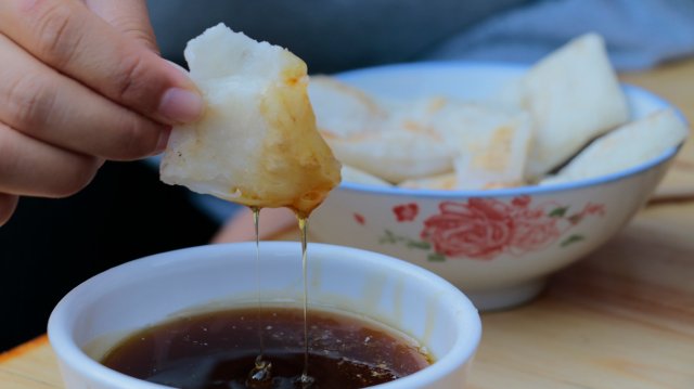 糍粑蘸蜂蜜.JPG