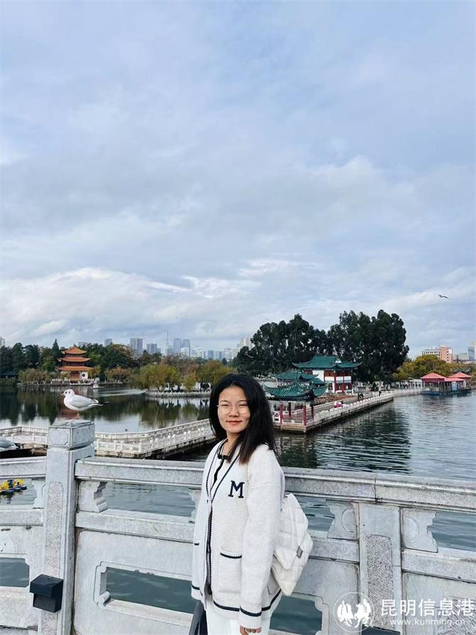 張仙瓏在大觀樓公園內(nèi)。