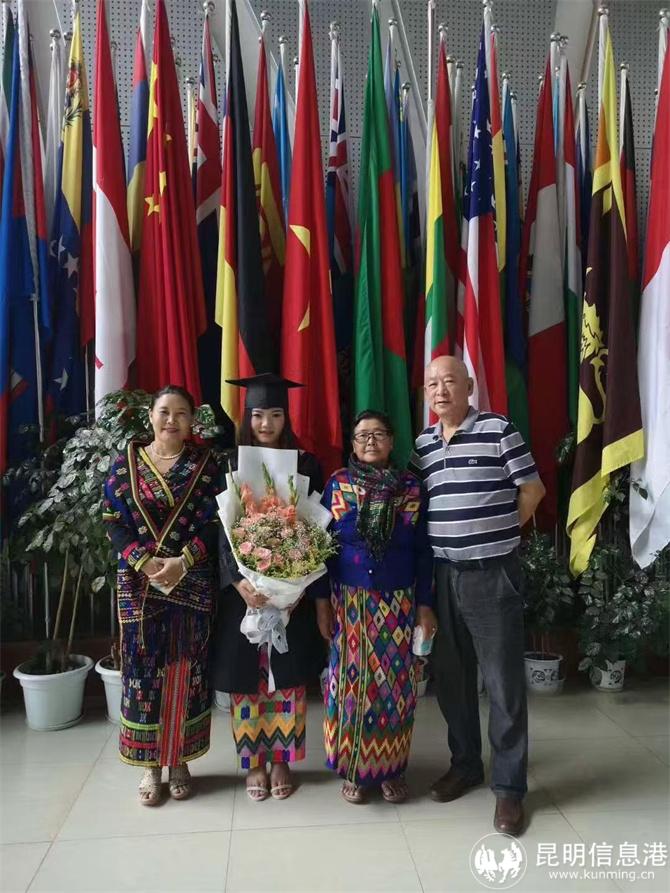 本科畢業(yè)典禮上，張仙瓏與媽媽、外婆和昆明的大爹合影。