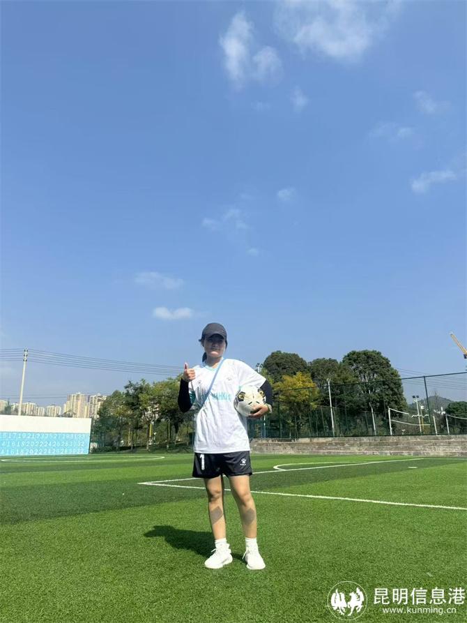 張仙瓏在云南民族大學(xué)校園里第一次踢足球。