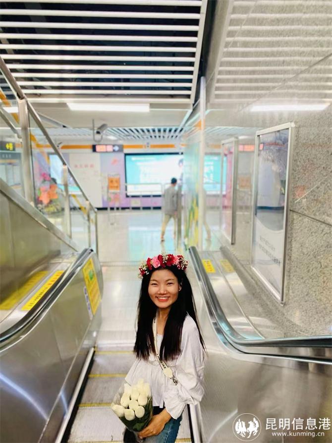 張仙瓏在斗南花卉市場的地鐵站口。