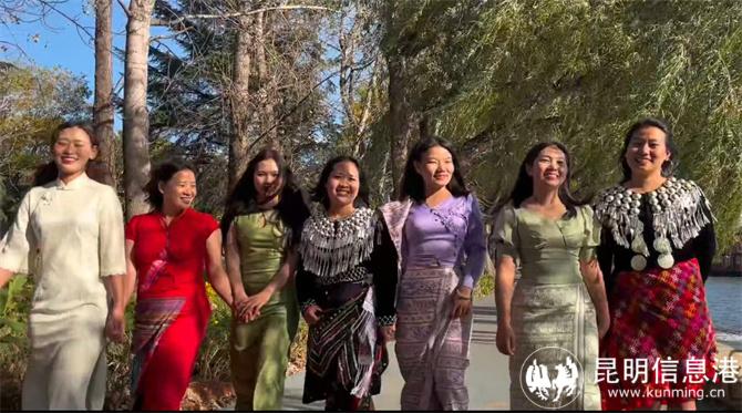 張仙瓏與朋友在西雙版納春游。