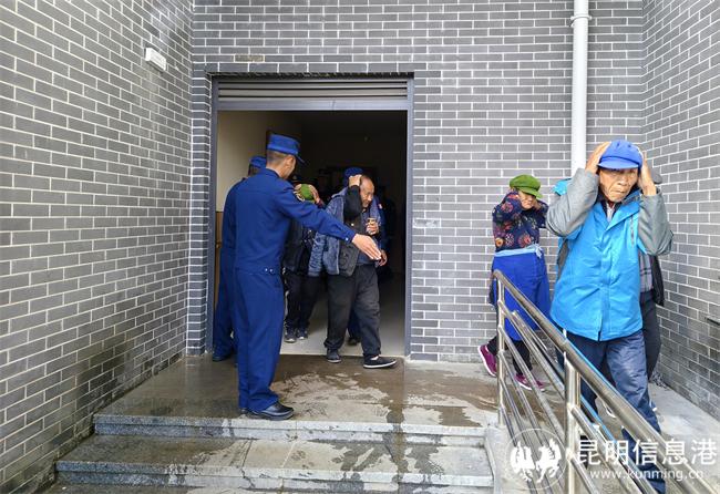 消防員引導(dǎo)老人向安全區(qū)域轉(zhuǎn)移