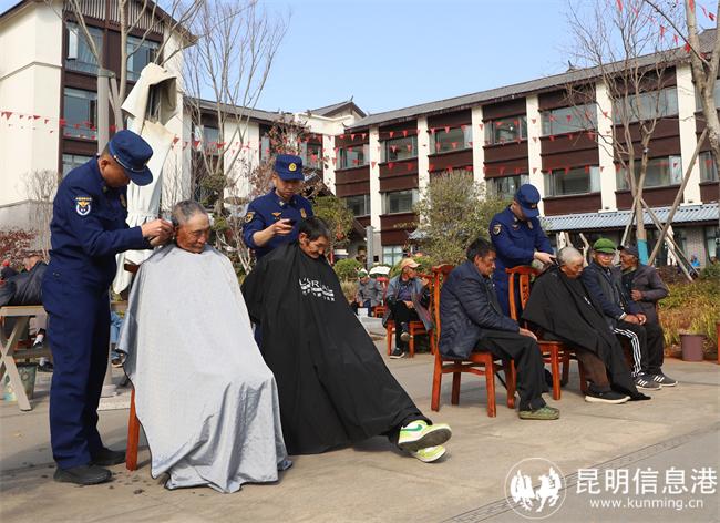 消防員為老人們理發(fā)