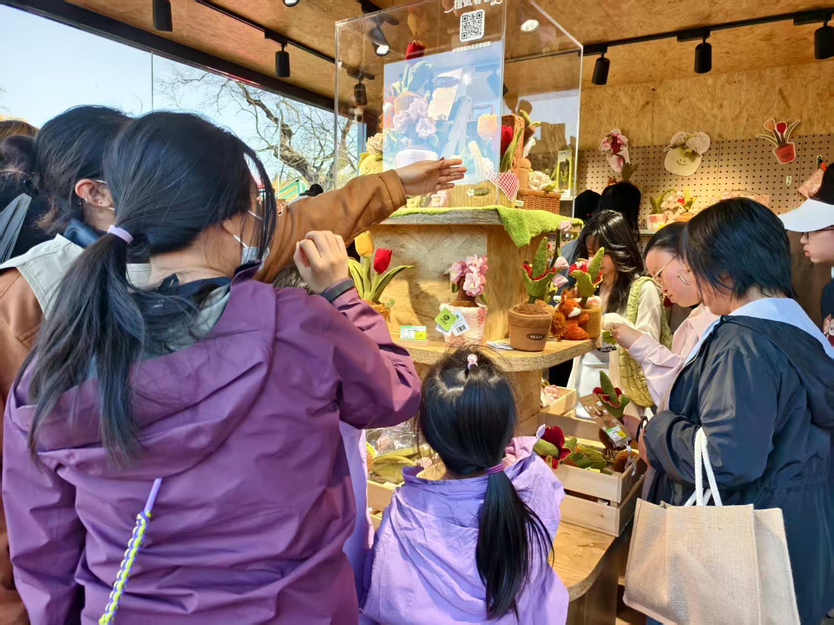 游客在國家植物園購買植物毛絨玩具。人民網(wǎng)記者 喬業(yè)瓊攝