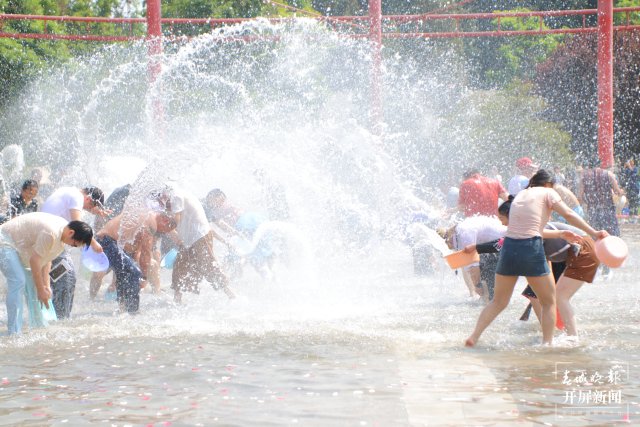 （采訪傳編輯）非遺遇上潮玩，云南民族村2025潑水節(jié)開啟50余項狂歡6.JPG