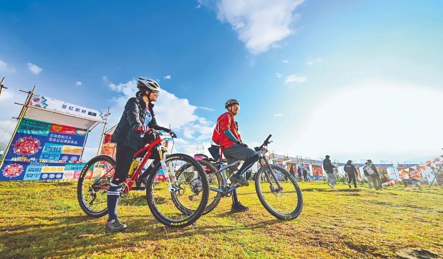 騎行愛好者盡享自然之美 圖源:云南日?qǐng)?bào)