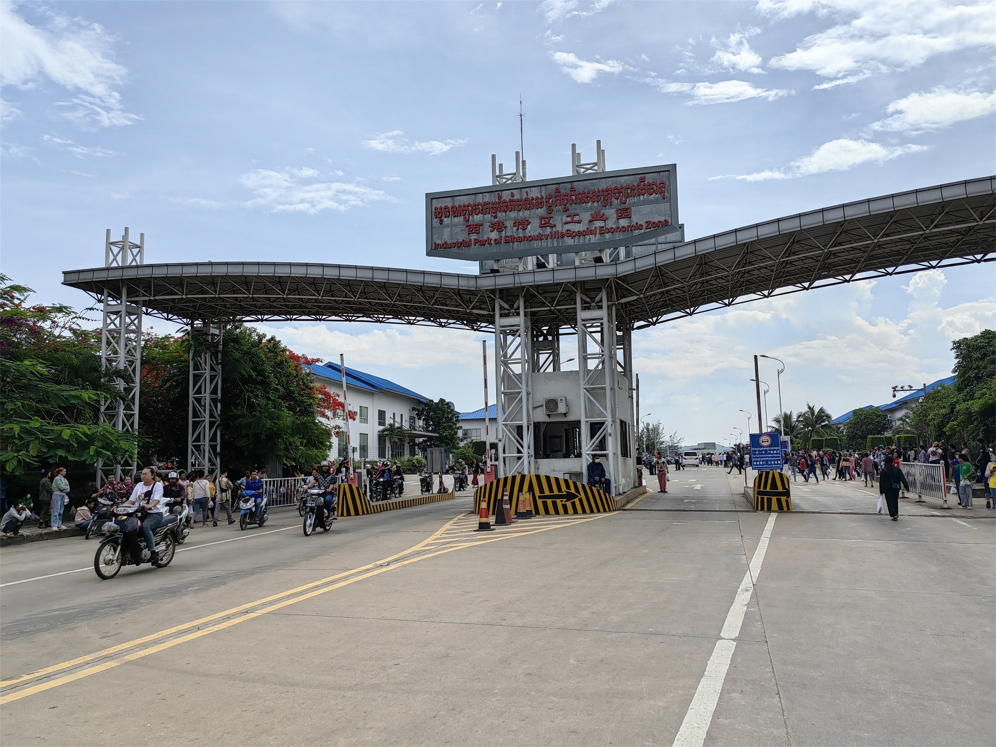 當(dāng)?shù)貢r(shí)間2023年5月22日，西哈努克港經(jīng)濟(jì)特區(qū)工人下班情景。