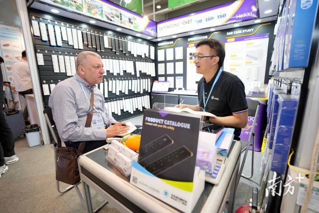 江門市?；萍加邢薰疽呀?jīng)參加20多屆廣交會(huì)，客商前來洽談插排生意。