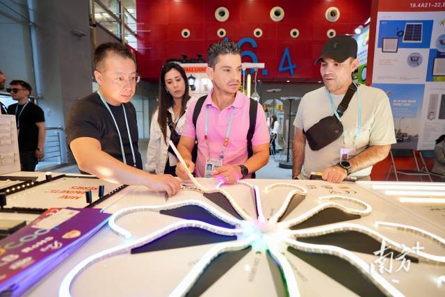 在廣東酷柏光電股份有限公司的展位，專利高壓燈帶成為全場(chǎng)“顯眼包”，不時(shí)有客商過來詢價(jià)。