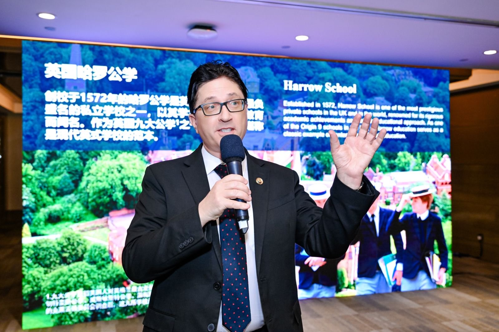 男人和女人在電視前<br><br>AI 生成的內(nèi)容可能不正確。