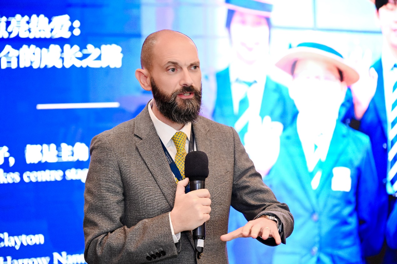 穿著西裝筆挺的男子與圖片配字<br><br>AI 生成的內(nèi)容可能不正確。