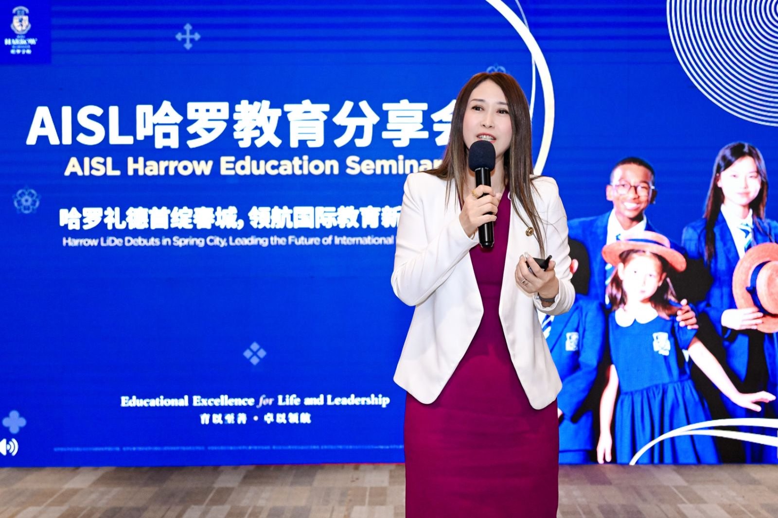 一些人站在臺上<br><br>AI 生成的內(nèi)容可能不正確。