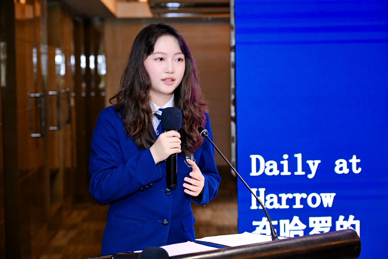 人拿著手機<br><br>AI 生成的內(nèi)容可能不正確。