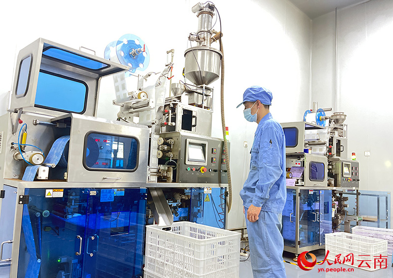 云南巴萊咖啡有限公司的廠房內(nèi)，工作人員正在操作機器設(shè)備。人民網(wǎng)記者-程浩攝