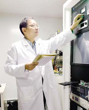 聞明開展靶材鍍膜實驗。 供圖