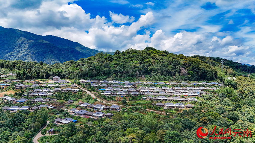 圖為孟連縣勐馬鎮(zhèn)東乃村南主大寨。人民網(wǎng)記者-虎遵會(huì)攝-(2)