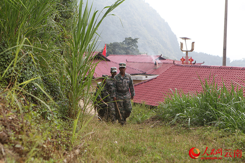 圖為龍乃村組建的黨員先鋒隊(duì)在村子周邊巡邏。人民網(wǎng)記者-程浩攝