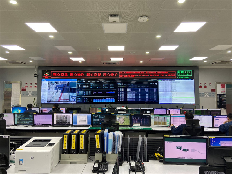昌吉換流站中控室的員工正在工作。劉夢(mèng)頔攝