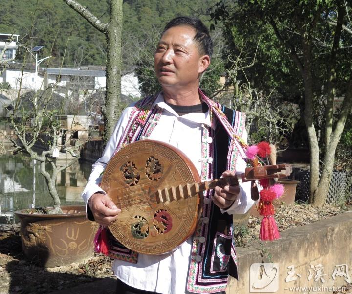 李學(xué)義在彈琴。