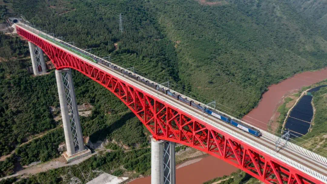 中老鐵路國際貨物列車通過元江特大橋。陳暢 攝