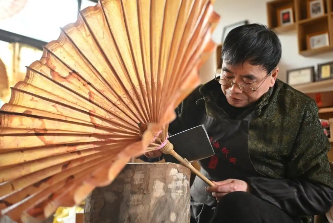 【文化和自然遺產(chǎn)日】漫動(dòng)時(shí)節(jié)丨竹骨紙韻渡煙雨