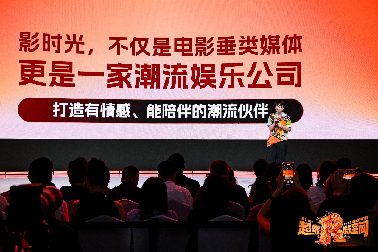 人們在看臺上的人和字母<br><br>AI 生成的內容可能不正確。