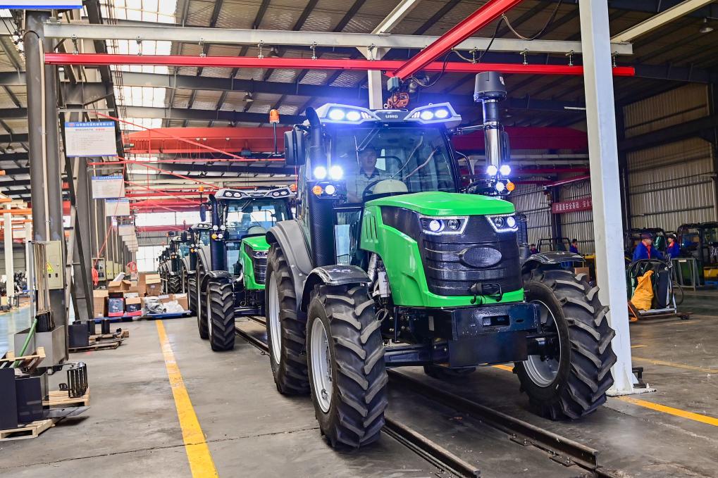 5月15日，在山東省青州經(jīng)濟(jì)開發(fā)區(qū)一家大型農(nóng)機(jī)制造企業(yè)，工人調(diào)試檢驗(yàn)出口海外的大馬力拖拉機(jī)。新華社發(fā)（王繼林 攝）