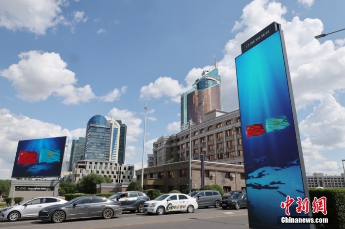 當?shù)貢r間6月15日，哈薩克斯坦首都阿斯塔納街頭，中哈兩國國旗飄揚。<a target='_blank' href='/'>中新社</a>記者 盛佳鵬 攝