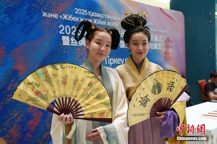 當?shù)貢r間6月16日，哈薩克斯坦“中國旅游年”開幕式在位于阿斯塔納的哈薩克斯坦國家博物館舉行。開幕式上舉辦了文藝演出、漢服時裝秀、非遺體驗等活動。圖為身穿漢服的哈薩克斯坦青年在活動現(xiàn)場與觀眾互動。<a target='_blank' href='/'>中新社</a>記者 單璐 攝