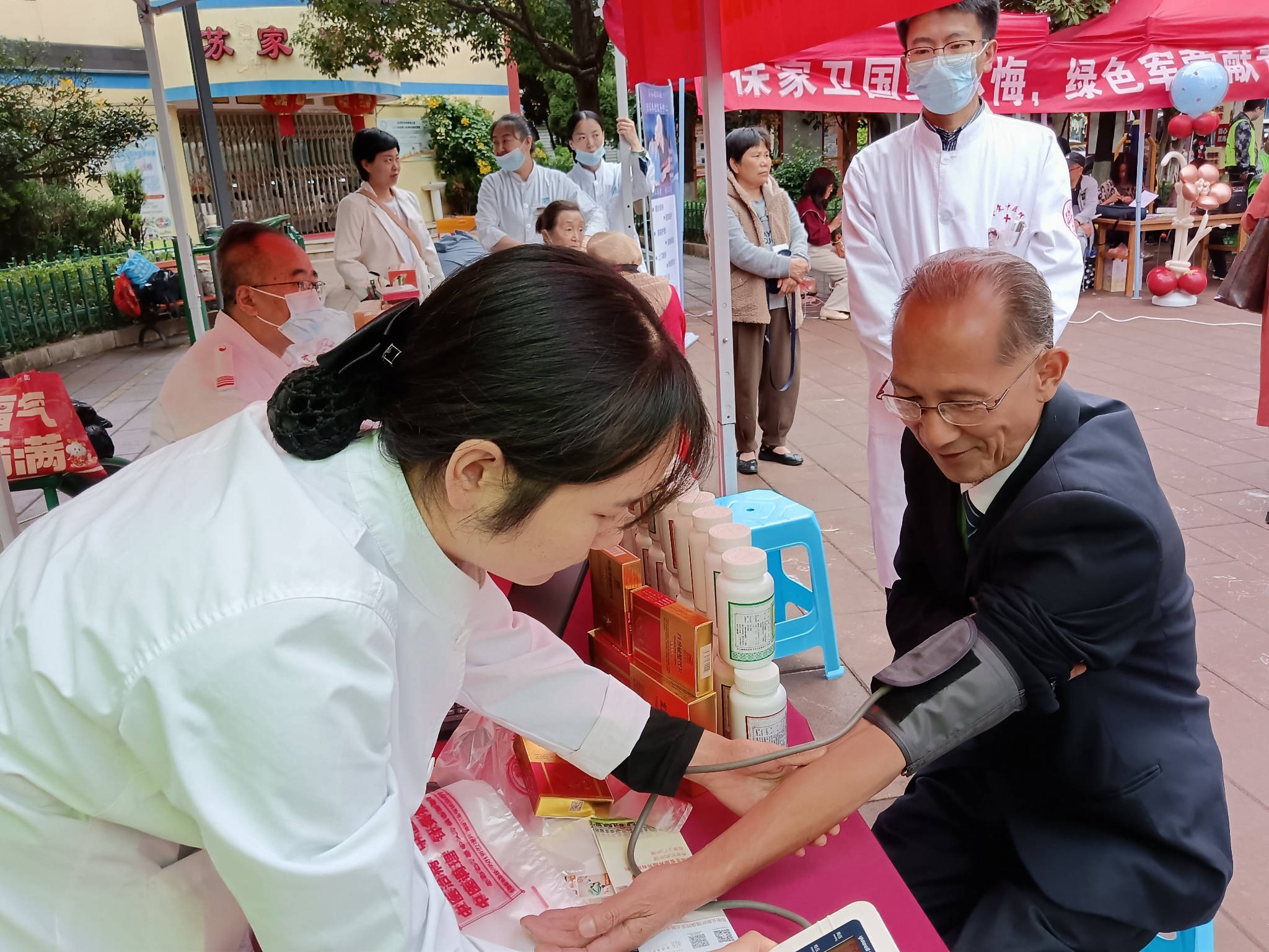 為居民測(cè)量血壓血糖建立口腔檔案 為居民測(cè)量血壓血糖建立口腔檔案