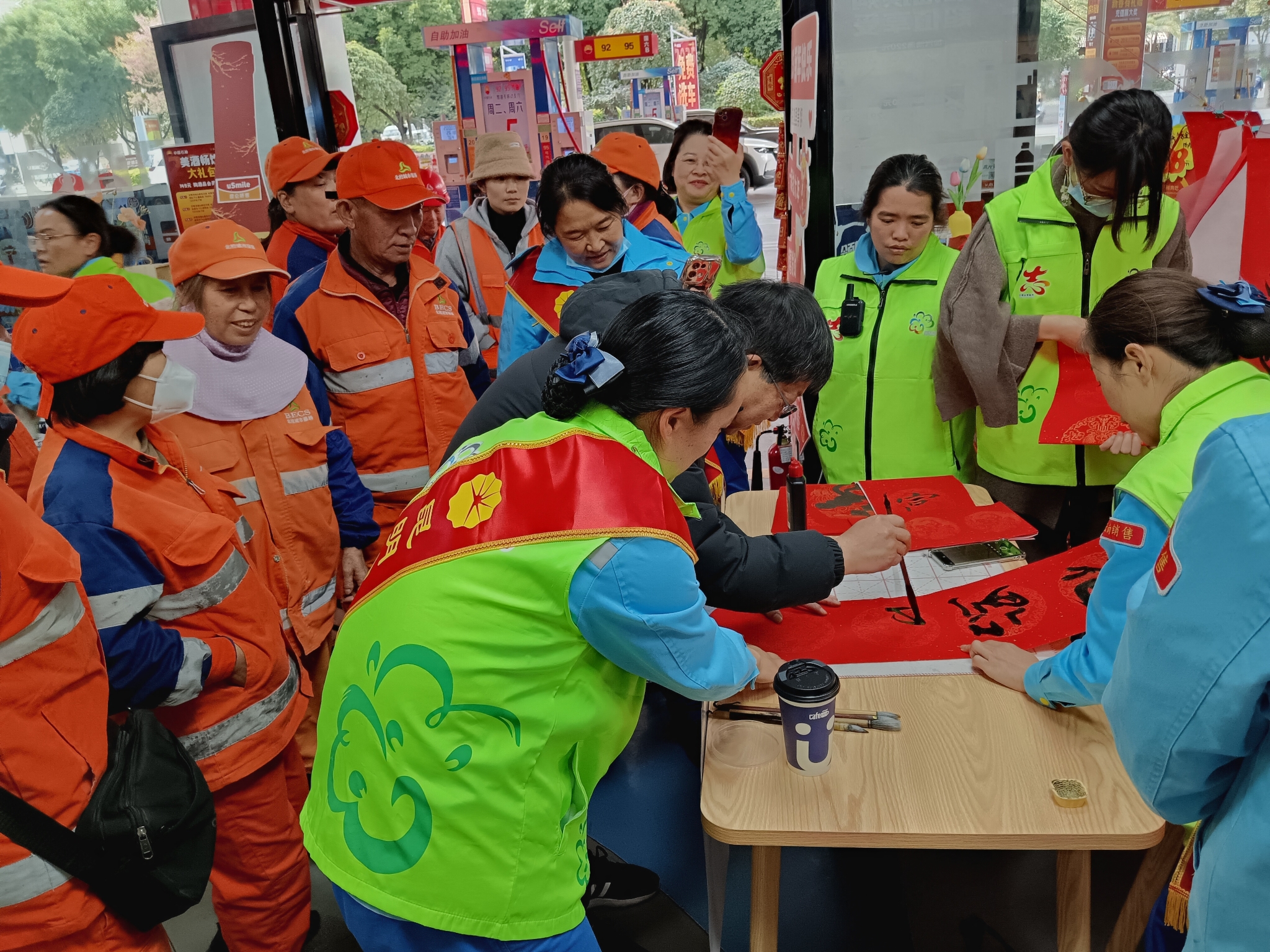 開展新春公益服務為環(huán)衛(wèi)工人寫贈春聯(lián)送福字