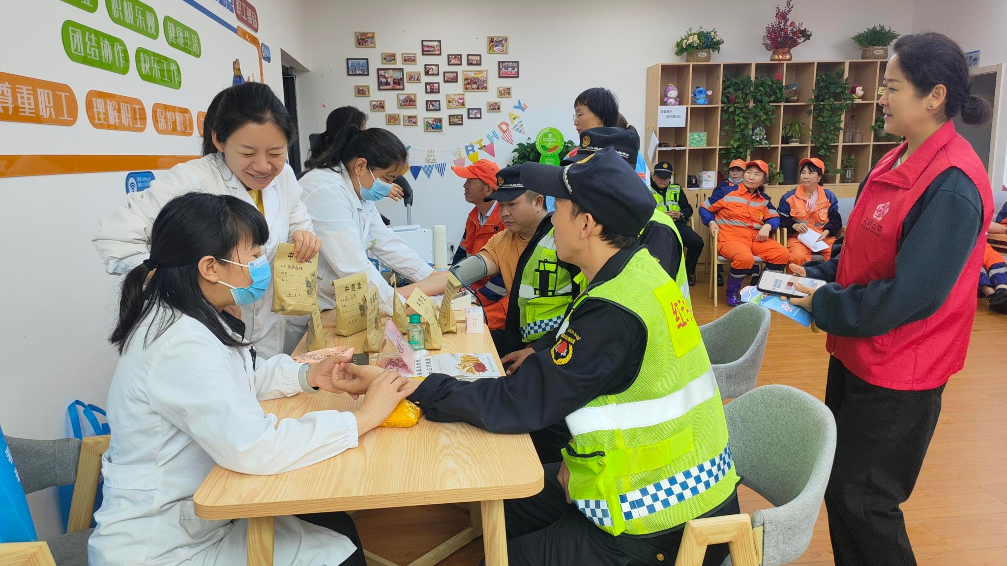 聯(lián)合衛(wèi)生醫(yī)療單位為城市建設(shè)者環(huán)衛(wèi)工人等把脈問診守護健康