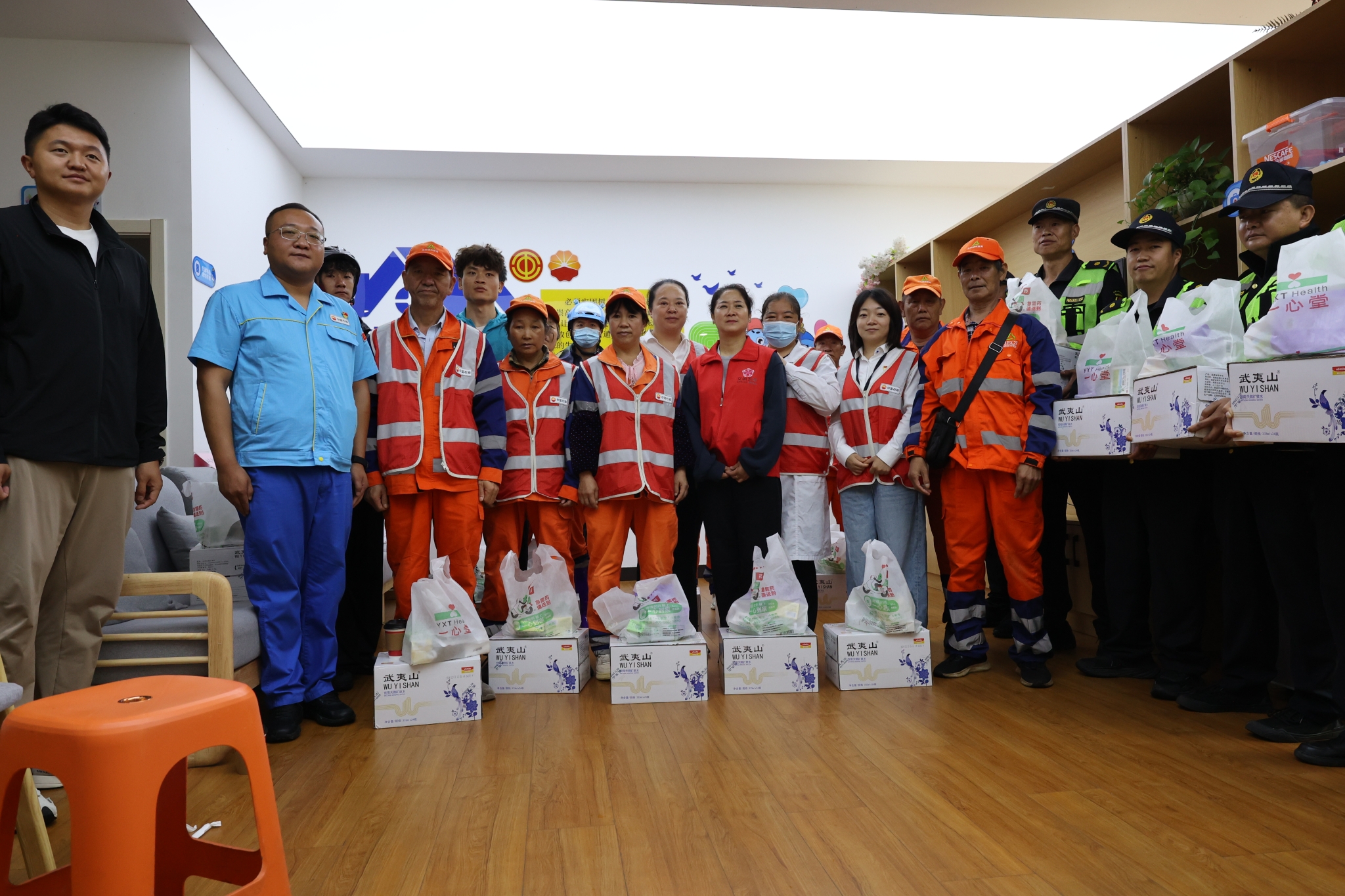 慰問環(huán)衛(wèi)工人、配送騎手等發(fā)放防暑降溫物資