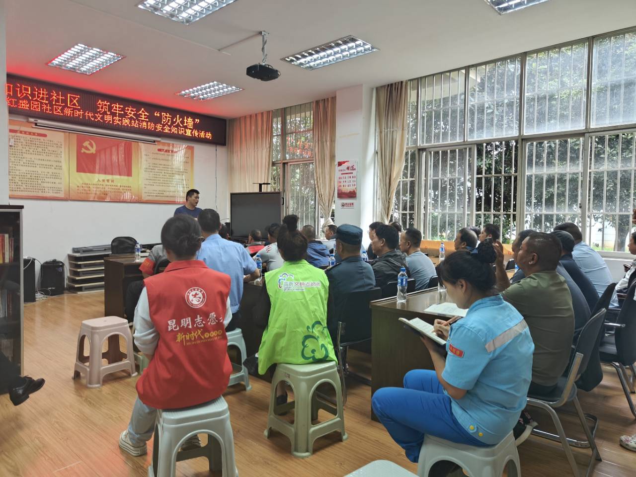 組織環(huán)衛(wèi)工人參加“安全生產(chǎn)月”社區(qū)消防安全培訓