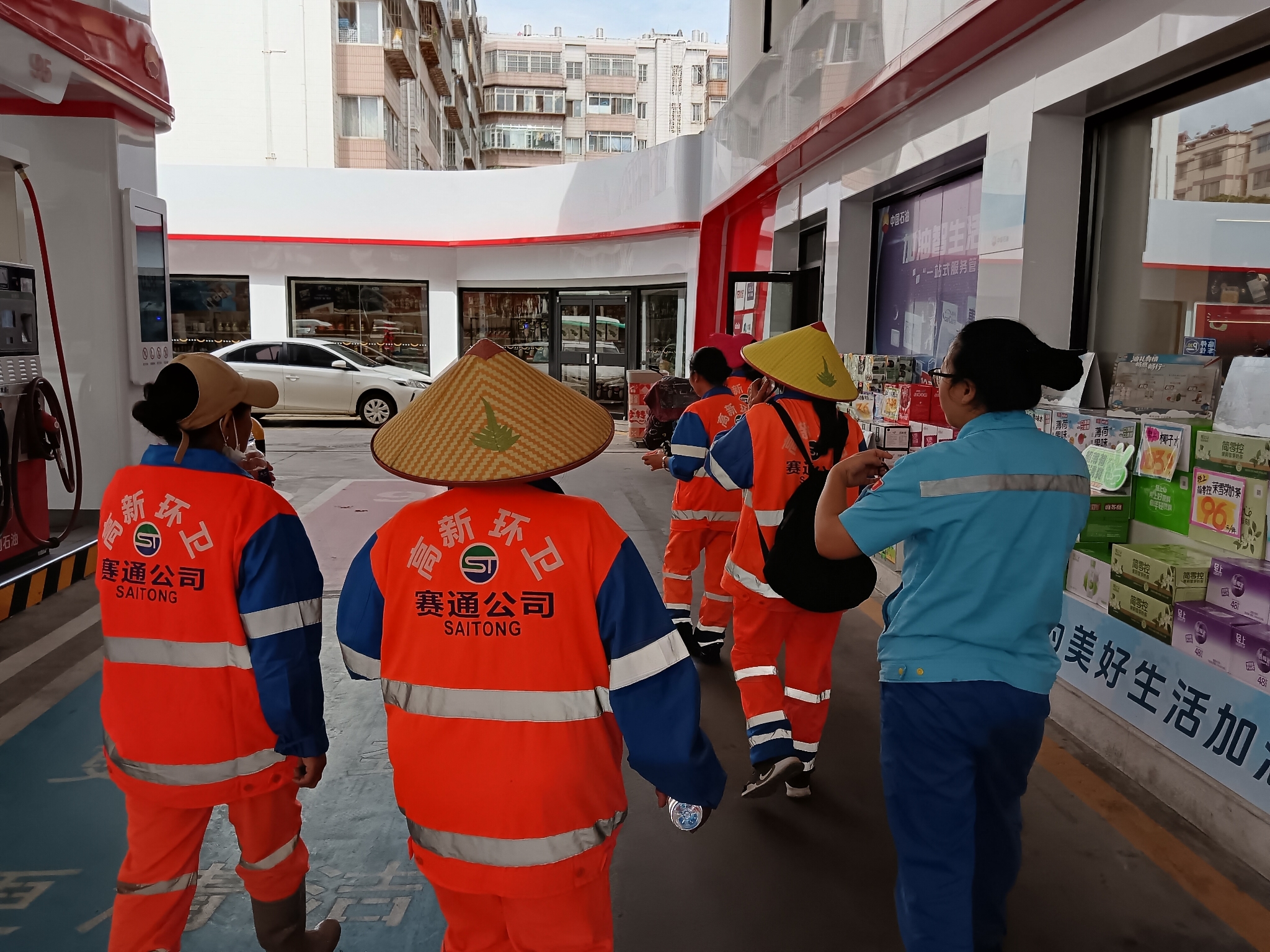 邀請環(huán)衛(wèi)工人參觀加油站工會驛站征求匯集“心意清單”