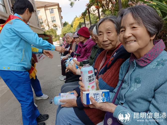 老人們對(duì)志愿者看望慰問的心意非常珍視露出笑容 老人們對(duì)志愿者看望慰問的心意非常珍視露出笑容