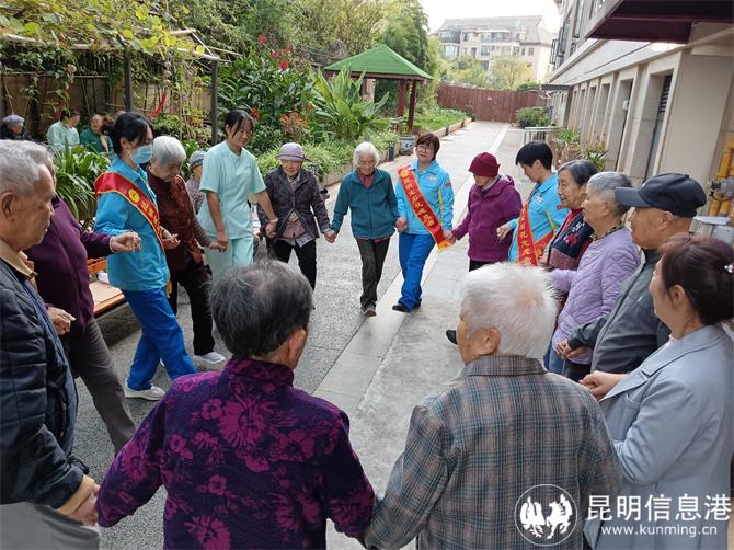 志愿者與老人一起跳《麗江三部曲》共繪民族團(tuán)結(jié)夢(mèng) 志愿者與老人一起跳《麗江三部曲》共繪民族團(tuán)結(jié)夢(mèng)