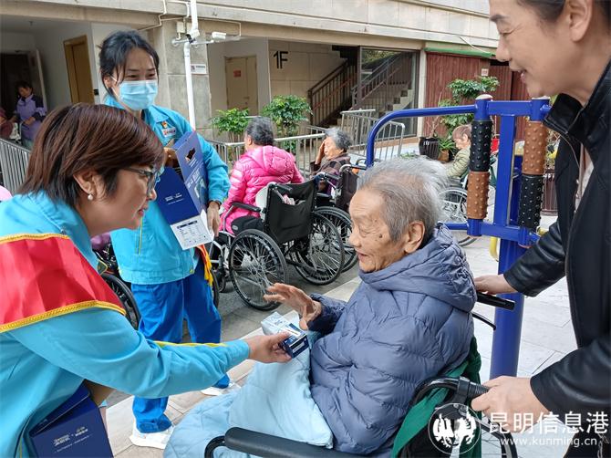 與老人及家屬交談了解日常起居和飲食身體情況 與老人及家屬交談了解日常起居和飲食身體情況