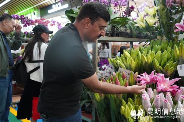 巴基斯坦聯(lián)合通訊社中國(guó)新聞部主任亞瓦爾·阿巴斯