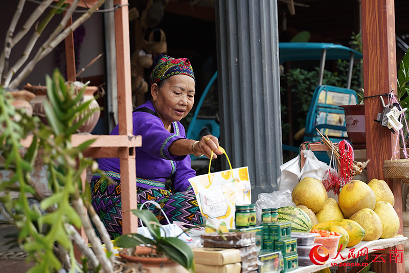 云南西雙版納，龍利村村民在自家門口擺攤。人民網(wǎng)記者-蔡樹菁攝