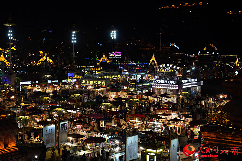 云南西雙版納，告莊西雙景核心區(qū)域的星光夜市里有5000多家小商鋪。人民網(wǎng)記者 蔡樹菁攝