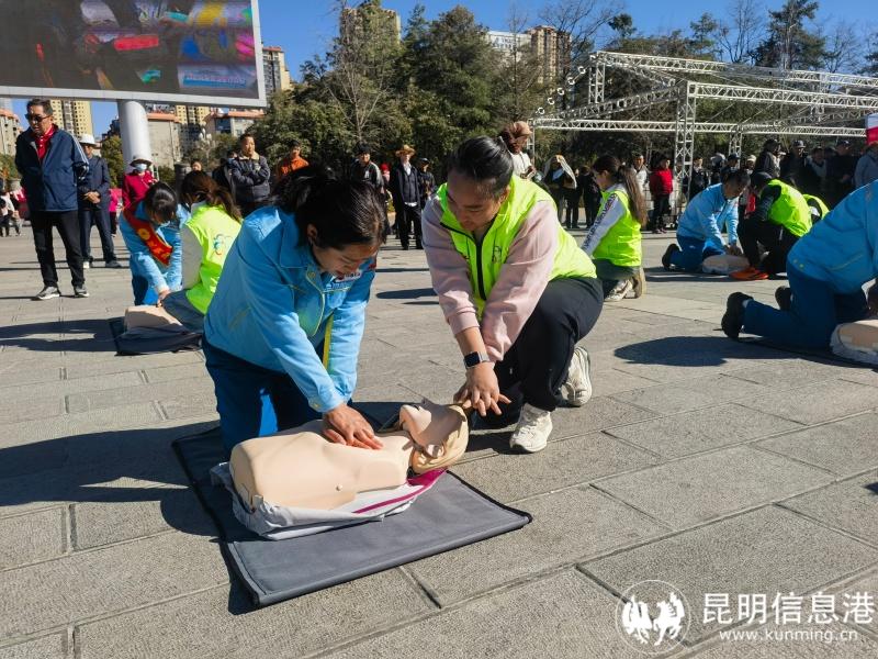 在志愿者指導(dǎo)下進(jìn)行心肺復(fù)蘇