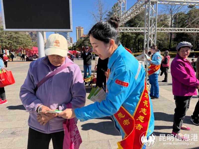 員工發(fā)放我們單位健康企業(yè)創(chuàng)建宣傳單2