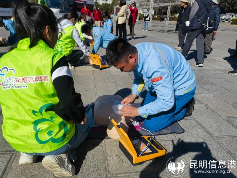 在志愿者指導(dǎo)下使用AED進(jìn)行急救！