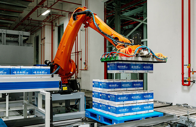 云南白藥智慧工廠牙膏生產(chǎn)線。云南白藥集團(tuán)供圖